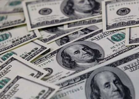 　４月１５日、米ニューヨーク連銀の幹部は、民間銀行がＦＲＢに預ける準備預金の増加が短期金利への下押し圧力となっているが、ＦＲＢは短期金融市場に細心の注意を払っており、必要なら調整する用意があると述べた。写真はドル紙幣。ソウルで２０１１年２月撮影（２０２１年　ロイター／Lee Jae-Won）