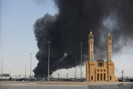 　イエメンで親イラン組織フーシ派と戦うサウジアラビア主導の連合軍は２９日遅く、３０日から軍事作戦を停止すると表明した。国連がイスラム教のラマダン（断食月）期間中の停戦を提案したことを受けた。写真は攻撃を受け炎上するサウジアラムコの石油貯蔵施設、２６日にサウジのジッダで撮影。提供写真（２０２２年　ロイター）