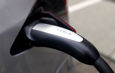 　米電気自動車（ＥＶ）メーカー、テスラはドイツの自動車用バッテリー組み立てサプライヤー、ＡＴＷオートメーションの買収で合意した。関係筋が１０月２日明らかにした。２０１８年１１月５日、ボンで撮影（２０２０年　ロイター/Wolfgang Rattay）