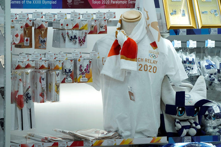 五輪延期で深刻な影響が予想されるサービス業、関連グッズ販売　REUTERS/Naoki Ogura