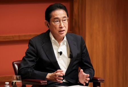　岸田文雄首相は１１月２８日の参院予算委員会で、定額減税を実施する理由として、企業に賃上げを要望するにあたって官の覚悟を示すためと説明した。１７日、米カリフォルニア州で撮影（２０２３年　ロイター/Brittany Hosea-Small）