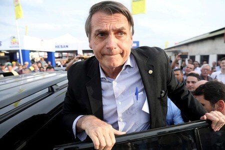 　９月６日、ブラジル大統領選の世論調査で支持率トップを走る右派のボルソナロ下院議員（写真）が、南東部ミナスジェライス州での遊説中に腹部を刺された。搬送先の病院で緊急手術を受け、容体は安定しているという。８月撮影（２０１８年　ロイター/Diego Vara）