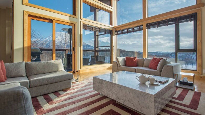 北海道・比羅夫にある3階建て、400平方メートルの物件。ベッドルームは6つあり、16人が宿泊できる。宿泊費は1泊21万3000円（写真：ホームアウェイ）