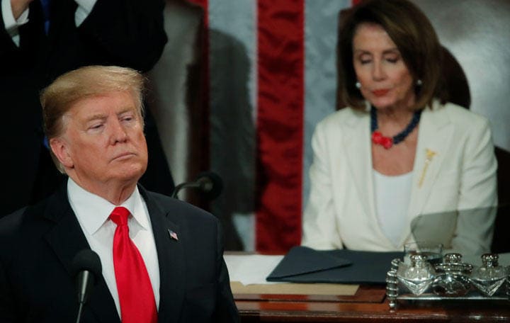 トランプ対民主党の対決（左は民主党のナンシー・ペロシ下院議長）　REUTERS/Jim Young