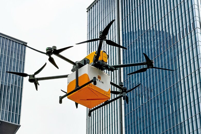 ロボット開発に積極的な中国はイノベーションのペースを加速させている（写真は26年3月）。食料品を運ぶ配達ドローン（深圳）　CHENG XIN/GETTY IMAGES