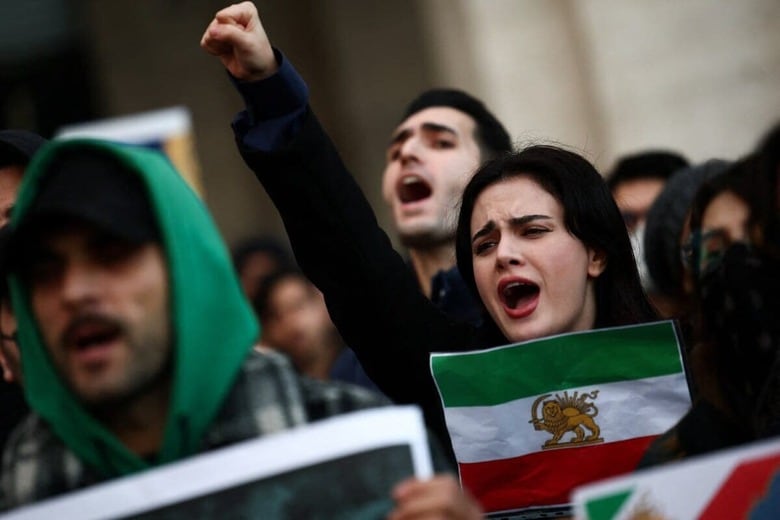 イラン反政府デモへの連帯を訴える人々の手にも「ライオンと太陽」の旗が（1月13日、ローマ）　Francesco Fotia-Reuters