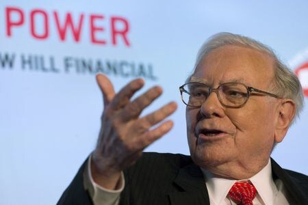 　１０月１７日、著名投資家ウォーレン・バフェット氏（写真）が率いる米投資会社バークシャー・ハサウェイが、金融大手バンク・オブ・アメリカ（ＢｏｆＡ）の保有株を新たに売却した。写真は米ニューヨーク州で２０１５年３月撮影（２０２４　ロイター／Brendan McDermid）