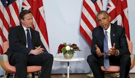 　６月７日、米国のオバマ大統領は、キャメロン英首相との会談で、英国の防衛予算について、国内総生産（ＧＤＰ）の２％の水準を維持することを望んでいる、との姿勢を示した。英国側の関係者が明らかにした。写真は、キャメロン英首相（左）とオバマ米大統領、７日撮影（２０１５年　ロイター／Kevin Lamarque）