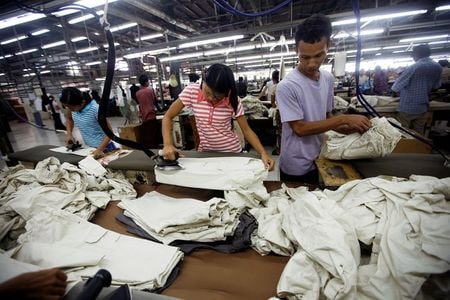 　２年前にミャンマーで衣料品工場を始めた中国籍のリー・ドンリャンさんは今、工場を閉鎖するか、そして残っている従業員８００人を解雇するかの瀬戸際に立たされている。２０１０年３月、ヤンゴンの衣料品工場で撮影（２０２１年　ロイター/Soe Zeya Tun）