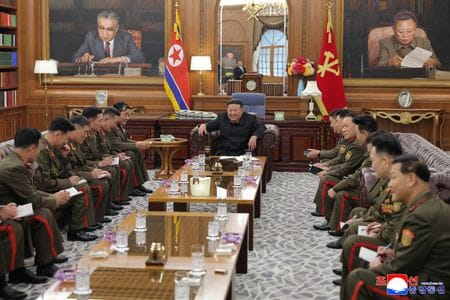 　北朝鮮の金正恩朝鮮労働党総書記（写真中央）は軍の海外作戦担当将校との会合で、ウクライナ戦争でロシアのために戦った部隊を「英雄的」だと賞賛した。８月２０日、平壌で撮影。KCNA提供（２０２５年　ロイター/REUTERS）