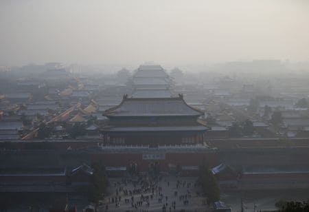 １２月７日、中国国務院は大気の質改善に向け、石炭消費と公害物質の排出量の多い事業を「厳しくかつ適切に」管理していくとする行動計画を発表した。写真は２０１５年１１月、大気汚染で曇った北京の空（２０２３年　ロイター/Kim Kyung-Hoon）