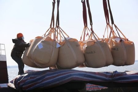 国連貿易開発会議（ＵＮＣＴＡＤ）は２１日に公表した報告書で、貿易は第３・四半期に中国がけん引する形で弱いながらも回復を遂げた兆しがあるものの、２０２０年全体で世界の貿易額は前年から７─９％減ると述べた。江蘇省南通で１月撮影（２０２０年　ロイター/CHINA DAILY）