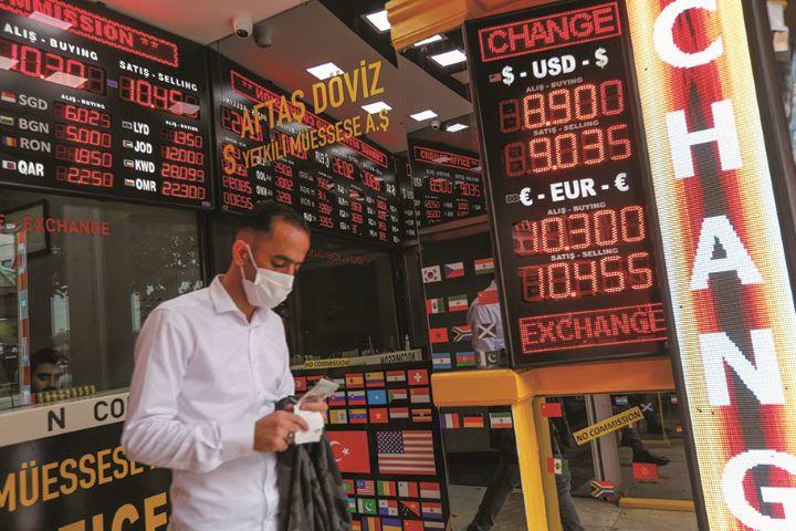 通貨リラは最安値を更新し続けているが　DILARA SENKAYAｰREUTERS