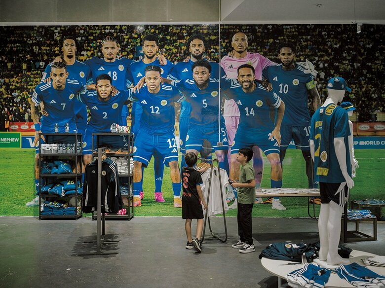 キュラソーのサッカーショップにある代表チームの写真