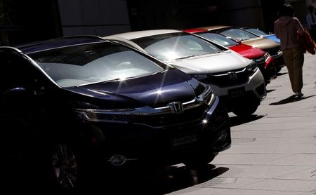 １０月１日、９月の国内新車販売（軽自動車含む）は前年同月比１４．３％減の４６万９７０５台と、１２カ月連続で前年同月を下回った。写真は都内にある自動車のショールームで２０１６年５月撮影（２０２０年　ロイター／Toru Hanai）