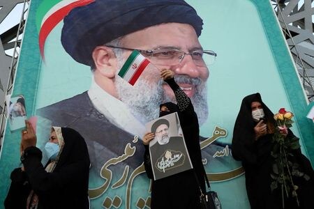 イランの大統領選で当選したイブラヒム・ライシ司法府代表 （６０）は２１日、２０１５年に米国などの主要６カ国と結んだ核合意の立て直しに向けた協議に前向きな姿勢を示した（２０２１年　ロイター／Majid Asgaripour）