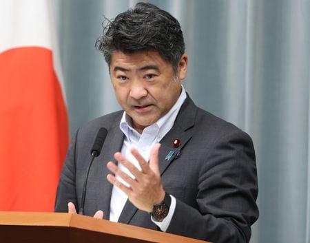 　木原誠二官房副長官は１１日の民放番組で、為替円安の要因と指摘される低金利政策について「金融政策は日銀の専管事項。私からとやかく言うべきではない」と語った。写真は７月、記者会見する木原氏（２０２２年　時事通信）