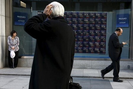 　２月２２日、東京株式市場で日経平均は大幅反落した。前日の米国市場では、金利の上昇を背景にダウが引けにかけて下げ足を速めた。米国株安に伴い相場の先行きへの警戒感が強まり、日本株でも幅広く売りが優勢の展開となった。写真は都内で２０１６年３月撮影（２０１８年　ロイター／Thomas Peter）