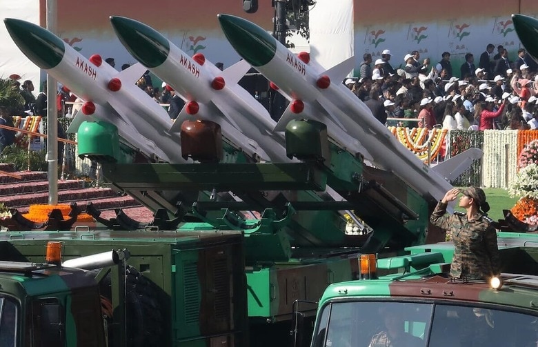 インド共和国記念日の軍事パレードに登場した地対空ミサイルシステム「アカシュ」（1月26日、ニューデリー）　Naveen Sharma / SOPA Images via Reuters Connect