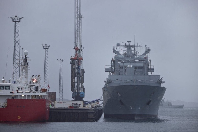 グリーンランドの首都ヌークに寄港したドイツ海軍の輸送船（8月18日）via REUTERS