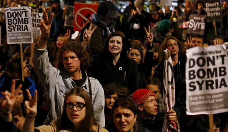 １２月２日、英議会は「イスラム国」を標的とした空爆をシリアで実施することを賛成３９７、反対２２３の賛成多数で可決した。ロンドンで行われた反戦デモ（２０１５年　ロイター／Peter Nicholls）