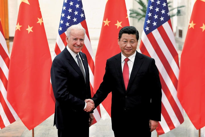 貿易戦争を乗り越えてバイデンは中国の習近平国家主席（右）とどう渡り合う（2013年12月）　LINTAO ZHANG-POOL-REUTERS