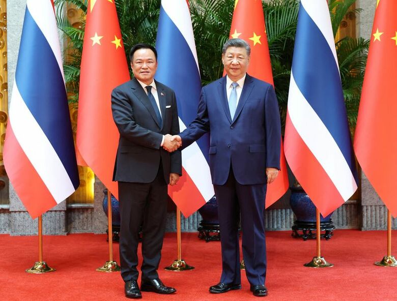 タイのアヌティン・チャーンウィラクン首相（写真左）と中国の習近平国家主席（写真右）。１７日、中国・上海で撮影。提供写真。REUTERS/China Daily