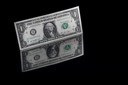 　４月１６日、午後３時のドル／円は、前日ニューヨーク市場の終盤からドル安／円高の１４２円前半で取引されている。写真は１ドル紙幣。２０２１年１１月撮影（２０２５年　ロイター／Murad Sezer）