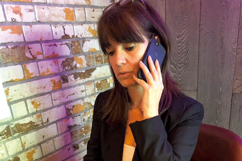 探偵のスキルで詐欺師の正体を突き止めるクーパー　COURTESY SAMANTHA COOPER