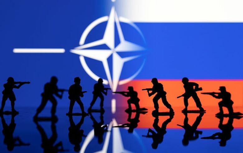 ＮＡＴＯのロゴとロシア国旗のイメージ図。2022年2月撮影。REUTERS/Dado Ruvic