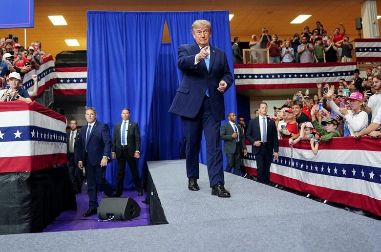 10月3日、米オハイオ州バンダリアで集会に出席するトランプ米大統領。REUTERS/Nathan Howard