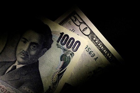 　７月２３日、午後３時のドル／円は、前週末ニューヨーク市場の午後５時時点から円高の１１１円付近。一時１１０．７５円まで売られ、７月９日以来２週間ぶり安値をつけた。写真は米ドル紙幣と日本円紙幣。昨年６月撮影(２０１８年　ロイター／Thomas White)