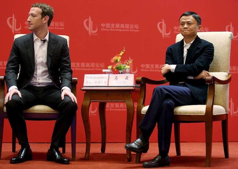 Facebook CEOのマーク・ザッカーバーグと、アリババ・グループの創業者ジャック・マー　Natalie Thomas-REUTERS