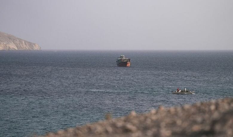写真はホルムズ海峡の船舶。7月16日、オマーンのムサンダムから撮影。REUTERS