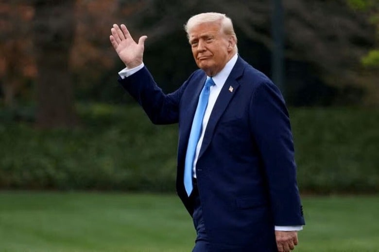 ３月３０日、トランプ米大統領（写真）はＮＢＣニュースの電話インタビューで、合衆国憲法で禁止されている３期目を目指す可能性を否定しなかった。３月２８日、ワシントンで撮影（２０２５年　ロイター/Evelyn Hockstein）