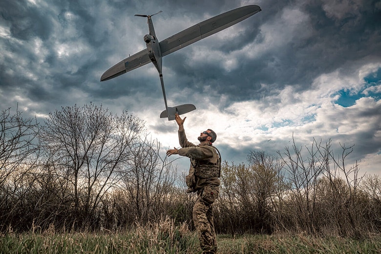 激戦地ドネツク州はドローンが最も活用されている場所の1つだ（偵察用ドローンを飛ばすウクライナ軍兵士、2025年4月）　OXANA CHORNAｰGLOBAL IMAGES UKRAINE/GETTY IMAGES