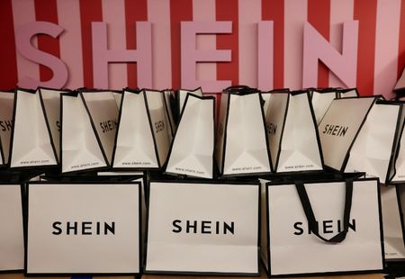 写真はＳＨＥＩＮ（シーイン）のロゴと紙袋。2024年12月、英リバプールで撮影。REUTERS/Phil Noble