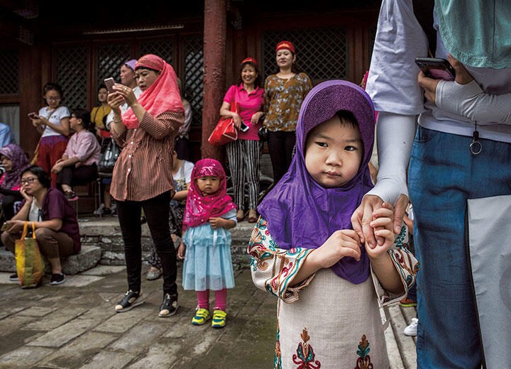 ラマダン明けの礼拝のため、モスクに集まった回族の家族（北京）　KEVIN FRAYER/GETTY IMAGES