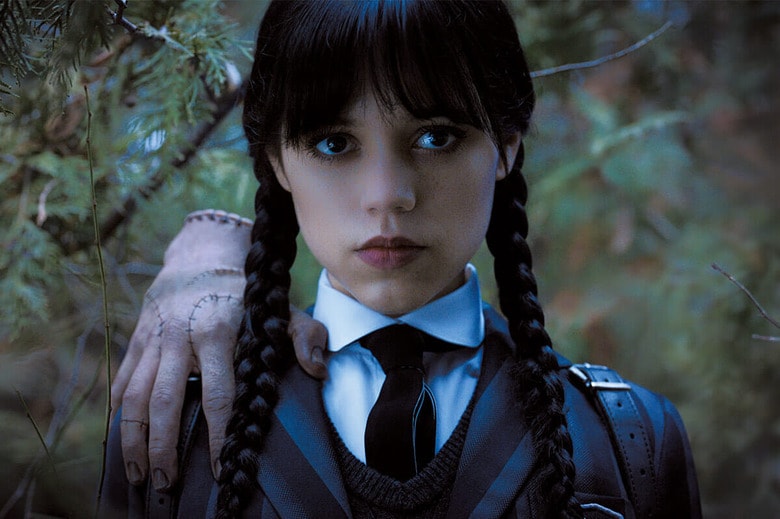 寄宿学校に入るウェンズデーと彼女を見守る右手だけのキャラ「ハンド」　COURTESY OF NETFLIX