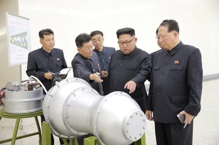 　９月３日午後、北朝鮮国営放送を通じ、大陸間弾道ミサイル（ＩＣＢＭ）に搭載する水爆の実験に成功したと発表した。写真は３日にKCNAが配信した核研究施設を視察する金正恩氏 （２０１７年　ロイター）