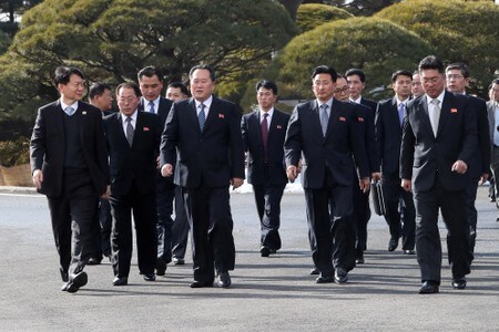 　１月９日、韓国政府の高官は記者団に対し、北朝鮮が韓国との軍事ホットラインの再開に必要な技術的なメンテナンス作業を完了したと明らかにした。写真は南北高官級会談の北朝鮮代表団。代表撮影（２０１８年　ロイター）