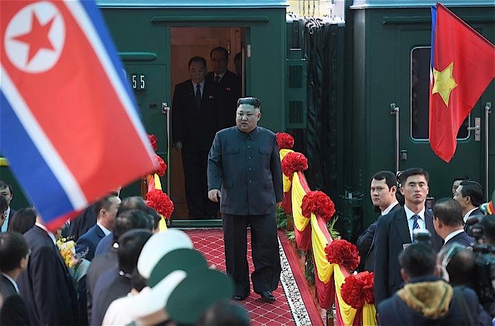 北朝鮮の金正恩委員長はベトナムのハノイでトランプ米大統領との会談に臨む。写真はベトナムのドンダン駅に列車で到着した金委員長。２月２６日、ドンダンで撮影（２０１９年　ロイター/Stringer)