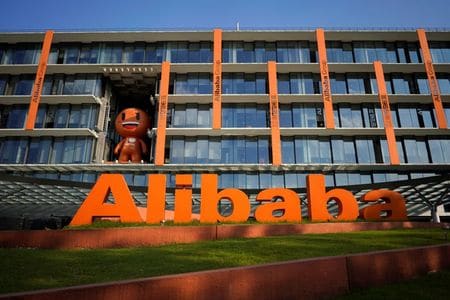 ４月３０日、中国電子商取引大手アリババ・グループ・ホールディングスは今年、上級幹部の報酬引き上げを凍結し一般社員の昇給を拡大する。杭州市のアリババ本社で２０１８年７月撮影（２０２１年　ロイター/Aly Song）