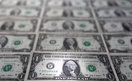 　８月１２日、ドル／円は、株高や米連邦準備理事会（ＦＲＢ）によるタカ派発言を背景に堅調に推移したものの、週末を控えたポジション調整の売りに押され、じりじりと上げ幅を縮小した。写真は米ドル紙幣。２月撮影（２０２２年　ロイター/Dado Ruvic）