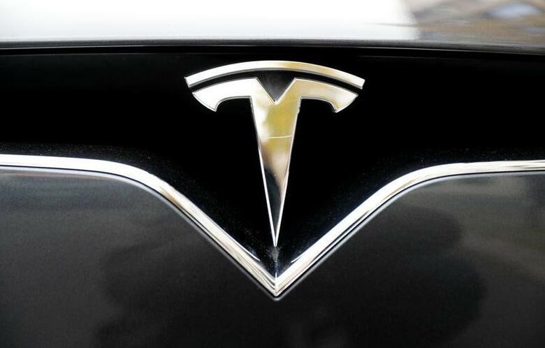 米電気自動車（EV）大手テスラのセダン「モデル3」が、欧州の9月の新車販売で首位となった。EVの月間販売首位は初めて。英調査会社JATOダイナミクスが25日、発表した。写真はテスラのロゴ。ベルリンで2019年11月撮影（2021年　ロイター／Fabrizio Bensch）