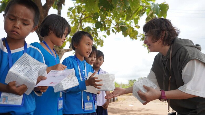 タイの難民学校の子供たちにCTSを渡す代表・傳馬氏