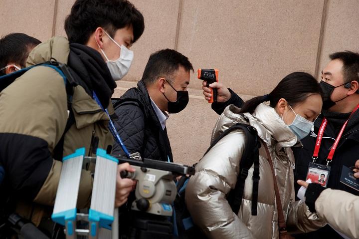 国務院の記者会見に参加するジャーナリスト（北京、1月26日）Thomas Peter-REUTERS