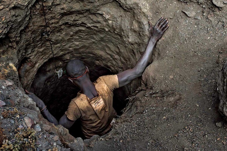 コバルトを掘りに穴に入る地元の男性。命懸けの労働だが稼ぎはわずかだ（カワマで2016年に撮影）　MICHAEL ROBINSON CHAVEZｰTHE WASHINGTON POST/GETTY IMAGES