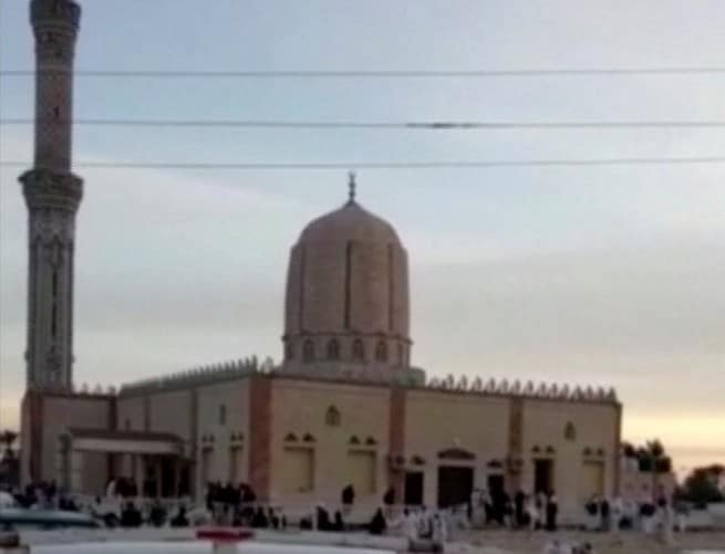 １１月２４日、エジプト北東部シナイ半島で、武装集団が爆弾と銃でモスクを襲撃し、検察当局によると２３５人が死亡、少なくとも１０９人が負傷した。襲撃を受けたモスクの画像（２０１７年　ロイター／REUTERS TV）