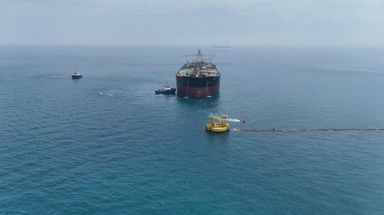 イラク・バスラ近郊の海上石油ターミナルに停泊するタンカーのドローン写真。２４日撮影。REUTERS/Mohammed Aty